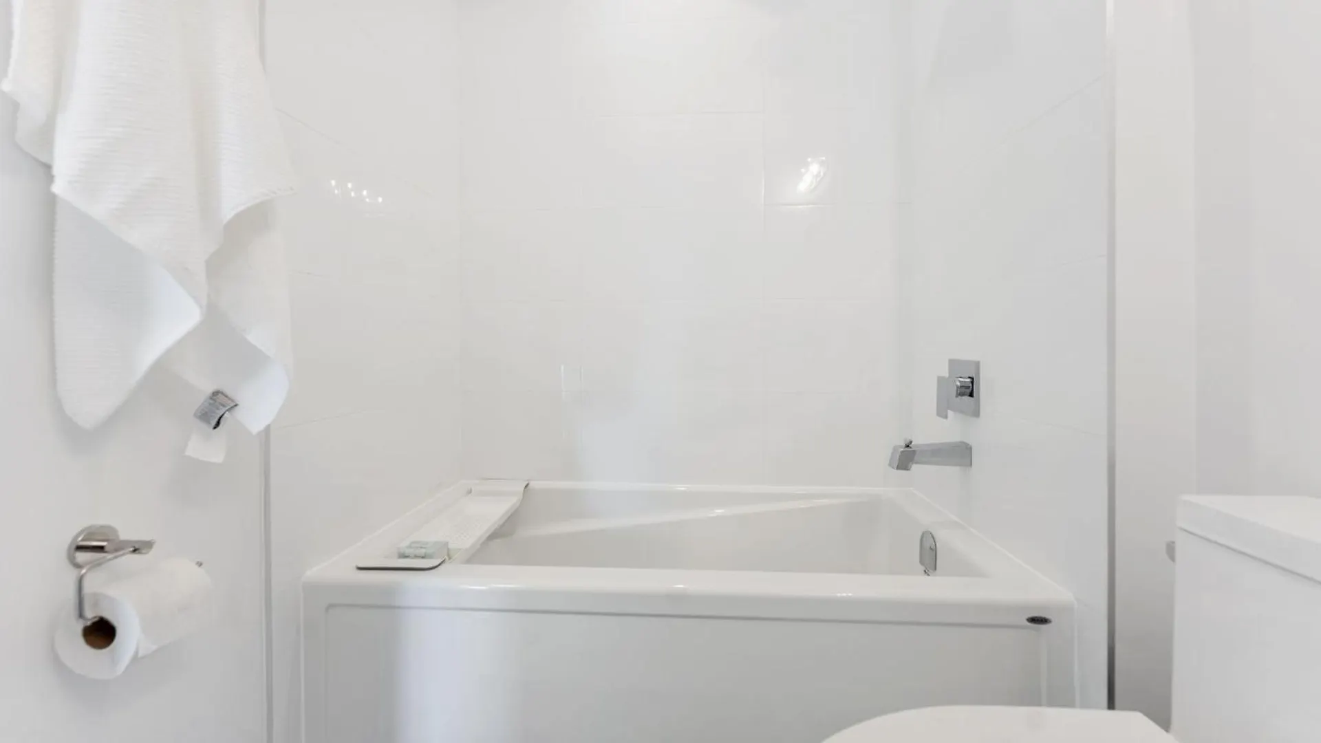 Entire Luxury Suite 4Mins To Falls Niagara Falls